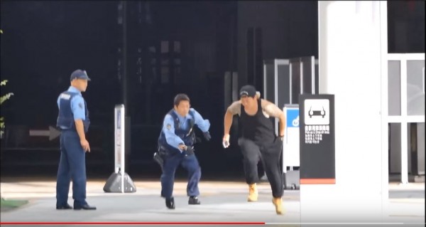 西坂大治假裝自己持有毒品被追捕。（圖擷取自youtube）