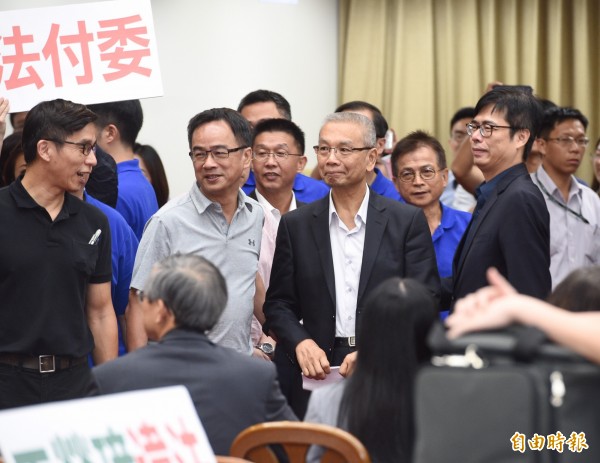前瞻基礎建設計畫第一期特別預算案」17日起連續4天,由立法院財政等7個委員聯席審查,民進黨、國民黨隆針對誰當主席爭論不休。列席會議的財政部長許虞哲因籃委杯葛而無法上台報告。(記者羅沛德攝)