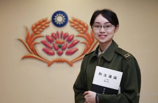 憲兵法務官蕭惠予為國軍首名通過司法官特考的女性官兵。(軍聞社)