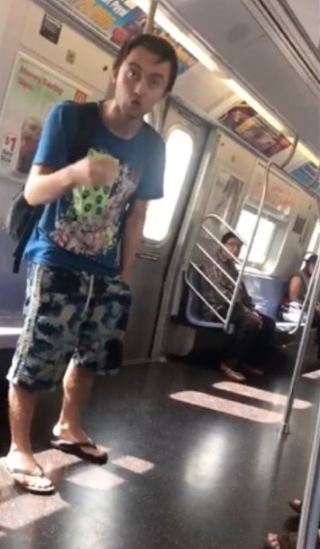 8月8日,美國紐約地鐵上,發生針對華人的歧視事件,一名男子發表激進的言論辱罵一名女子「你X媽的!滾出我的國家,不要等我殺光你國家所有人(中國人)」。(圖擷自《高譚人》(Gothamist))