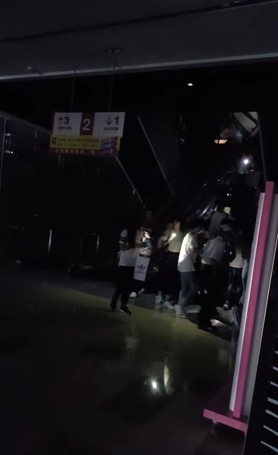 板橋大遠百今日下午突然停電。(圖擷自板橋大遠百臉書粉絲頁)