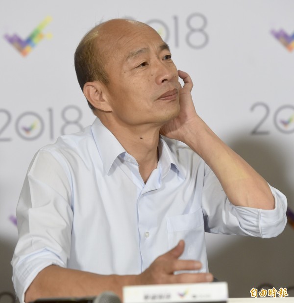 國民黨 高雄市 長 候選人 韓國站 19 日 在 電視 辯論會 上, 稱 中原 大學 設計 學院 院長 陳 其 澎 曾經 誇獎 他 的 愛情 摩天 良 理念 是 天才, 陳 其 澎 立 在 臉 書 PO 文 打 臉 此番 說法. (資料 照) 國民黨 高雄市 長 候選人 韓國站 19 日 在 電視 辯論會 上, 稱 中原 大學 設計 學院 院長 陳 其 澎 曾經 誇獎 他 的 愛情 摩天 良 理念 是 天才, 陳 其 澎 立 在 臉 書 PO 文 打 臉 此番 說法. (資料 照)