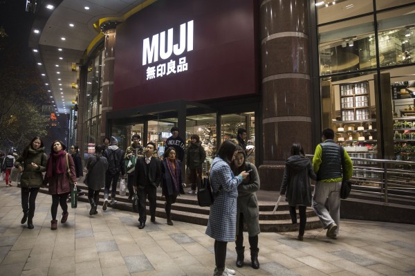 中國央視昨(15)日在節目上指無印良品販售來自日本核污染區的食品,今日卻遭無印良品狠打臉。圖為位於上海的無印良品。(彭博)