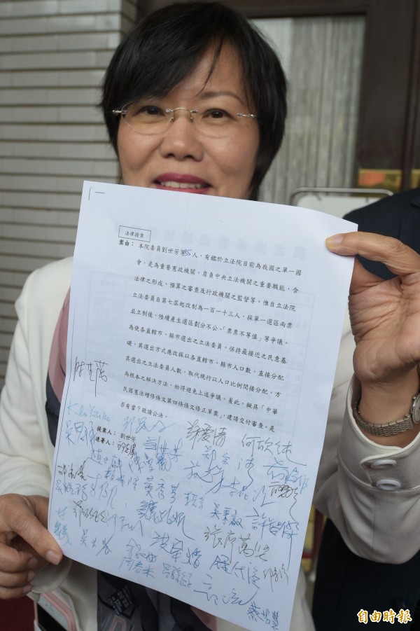 針對立委選區重劃,立委劉世芳等17日呼籲「選區重劃應暫停、票票要等值」,要求中選會懸崖勒馬,重新檢討,並發起提案連署。(記者張嘉明攝)