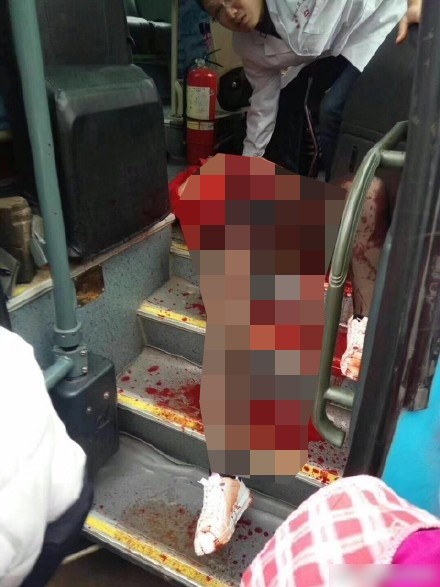 男子衝上巴士砍人，現場血跡斑斑。（圖擷取自新浪微博）