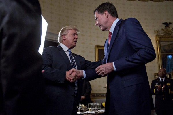 美國聯邦調查局(FBI)局長柯米(右)要求司法部駁斥川普的竊聽指控。(歐新社)