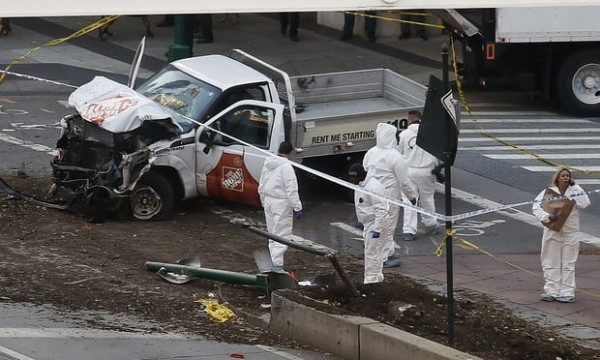 白色卡車衝撞路人，造成8死至少15傷。（美聯社）
