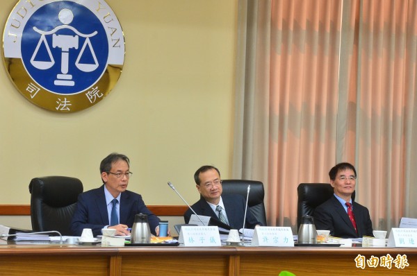 「總統府司法改革國是會議」第2組第6次會議,在司法院舉行,召集人林子儀(左起)、司法院院長許宗力、期交所董事長劉連煜等各界學者代表針對民刑事上訴程序改革、終審法院判決不同意見書制等五項議題,進行討論。(記者王藝菘攝) 「總統府司法改革國是會議」第2組第6次會議,在司法院舉行,召集人林子儀(左起)、司法院院長許宗力、期交所董事長劉連煜等各界學者代表針對民刑事上訴程序改革、終審法院判決不同意見書制等五項議題,進行討論。(記者王藝菘攝)