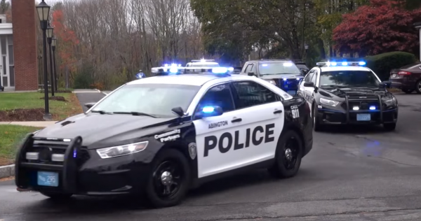 警方出動大陣仗警車,只為博取男童的笑容。(圖擷取自Youtube影片) 警方出動大陣仗警車,只為博取男童的笑容。(圖擷取自Youtube影片)