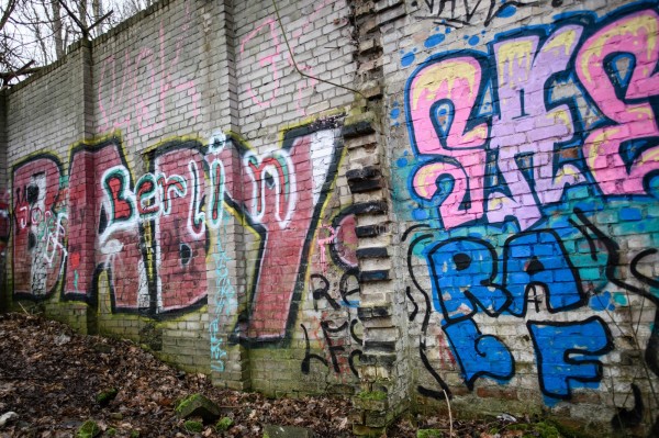 柏林圍牆在1989年被民眾拆毀，當時柏林人除了走上街頭拆毀圍牆，還爬上柏林圍牆，並且在上面塗鴉，拆下建材當成紀念品。（歐新社）
