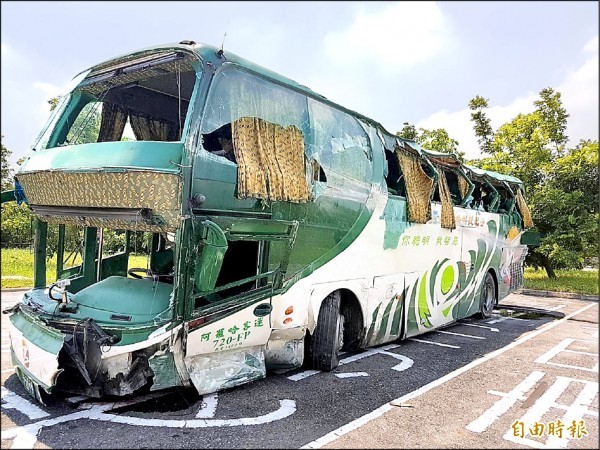 國道中山高岡山路段前晚11點40分驚傳阿羅哈客運衝撞護欄事故，造成6死11傷，肇事車輛慘不忍睹。（記者陳文嬋攝）