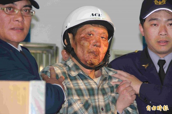 除夕夜趁家人圍爐時回家縱火,釀成6死4傷人倫慘劇的翁仁賢,被捕時還面露微笑。(資料照)