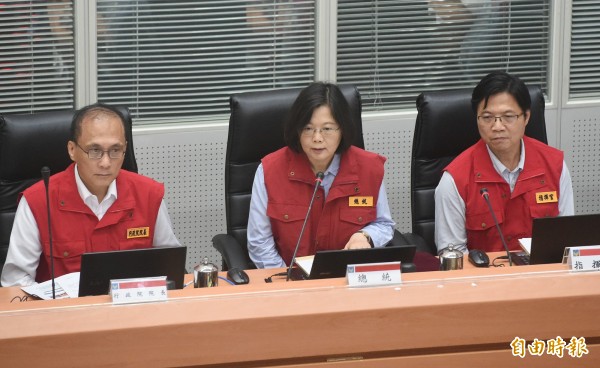 莫蘭蒂颱風重創南台灣,總統蔡英文(後)、行政院長林全15日視察中央災害應變中心,慰勉執勤人員辛勞。(記者廖振輝攝)