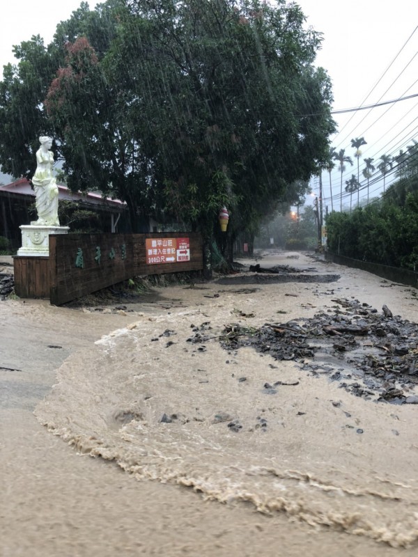 高雄山區道路柔腸寸斷通行受阻，高雄山區有4區今晚停收垃圾。 （記者陳文嬋翻攝）