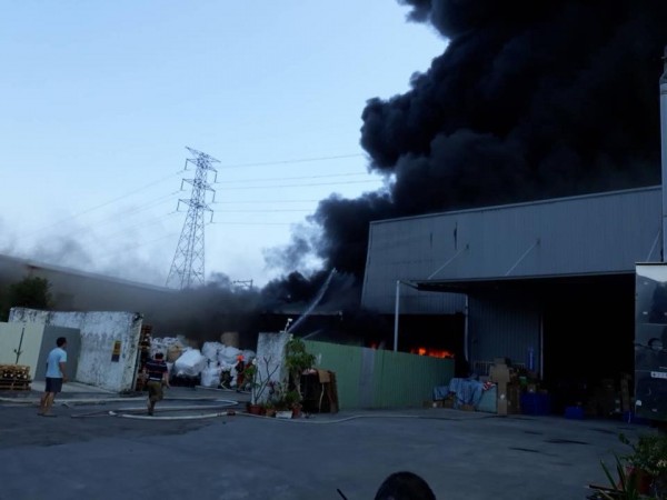 高雄鳥松鄉一間塑膠工廠今上午驚傳大火，火勢猛烈，濃煙竄上天際。（圖擷自邱俊憲臉書）