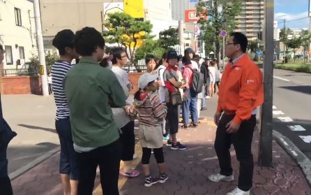 大型超市外也有專人引導解說。(圖由臉書粉專「台灣女孩的北海道生活」授權使用) 大型超市外也有專人引導解說。(圖由臉書粉專「台灣女孩的北海道生活」授權使用)