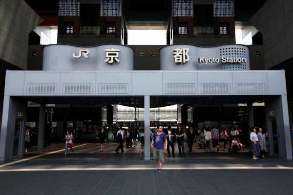 日本京都市擬開徵住宿稅。圖為JR京都站。(資料照,路透)