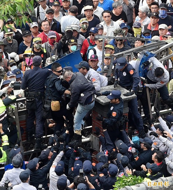 反年改八百壯士今下午動員抗議，企圖翻牆闖入立法院。（記者方賓照攝）