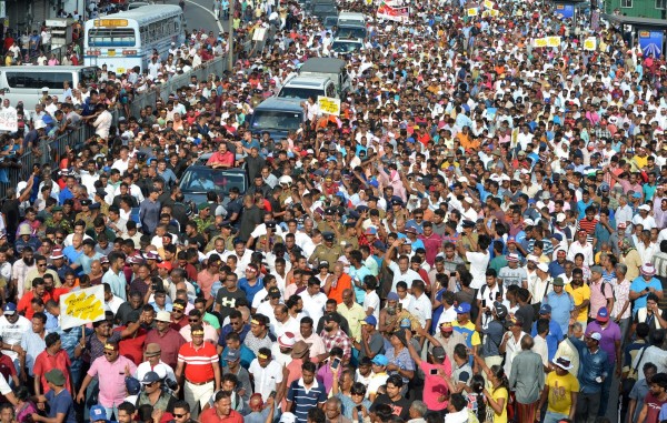 斯里蘭卡爆發萬人示威活動，民眾抗議政府賣國。（法新社）