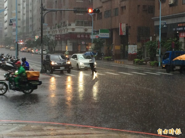 今全台各地多有雨。(資料照)