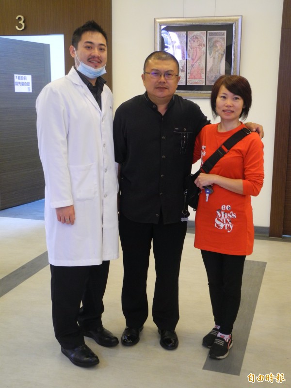 陳男與妻子今天到醫院感謝醫師治療,改善他們生活品質。(記者許展溢攝)