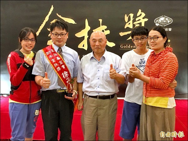 現任空軍航空技術學院工學院院長的徐子圭（左二）獲頒金扶獎，妻子與子女也到場 榮耀。（記者楊綿傑攝）