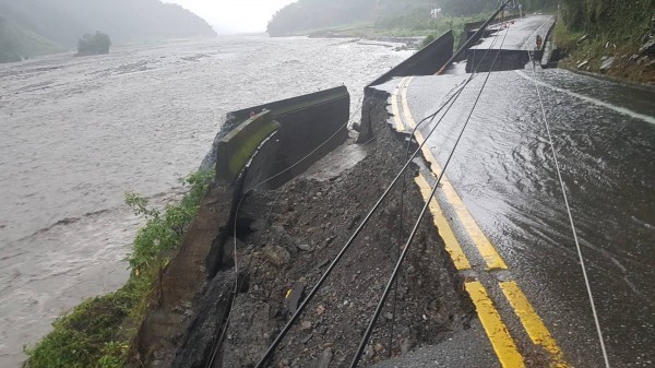 宜蘭縣大同鄉台7線牛鬥路段路基淘空，交通中斷。（記者江志雄翻攝）