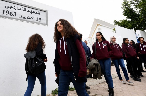 突尼西亞規定高中女生須穿著制服上學，引發高中女生憤怒。（法新社）