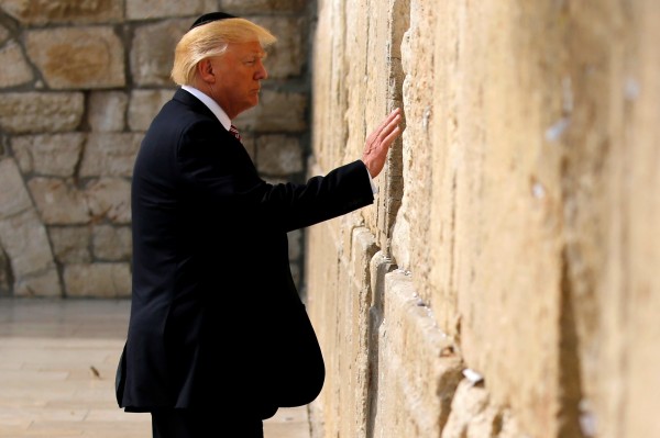 川普宣布僵住以色列美國大使館遷往耶路撒冷，承認耶路撒冷為以色列首都，引起國際間震撼；圖為今年5月到訪耶路撒冷西牆。（路透）