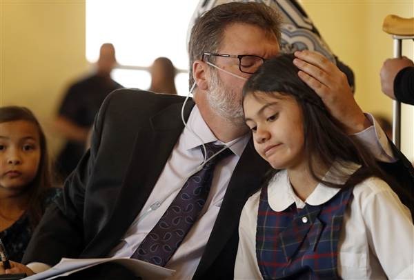 美國一名長期受癲癇所苦的12歲女孩將司法院長及緝毒署告上法院,希望促使全國大麻合法化,旨在幫助成千上萬須靠大麻接受治療的人。(圖擷自NBC)