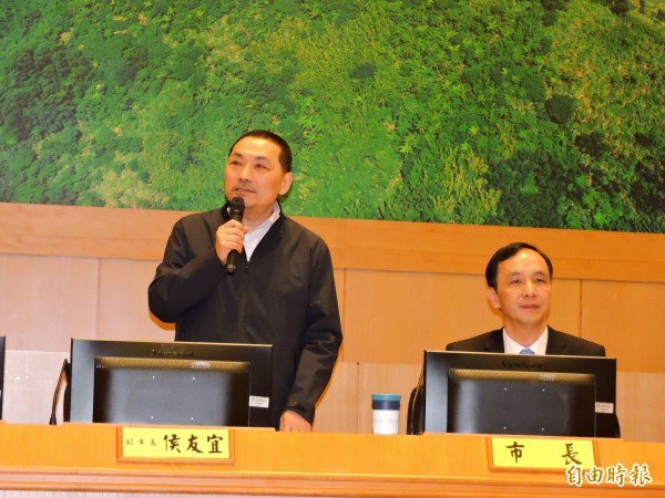 週刊爆料侯友宜(左)與朱立倫(右)岳父高育仁關係匪淺,侯辦發言人駁斥。(資料照)