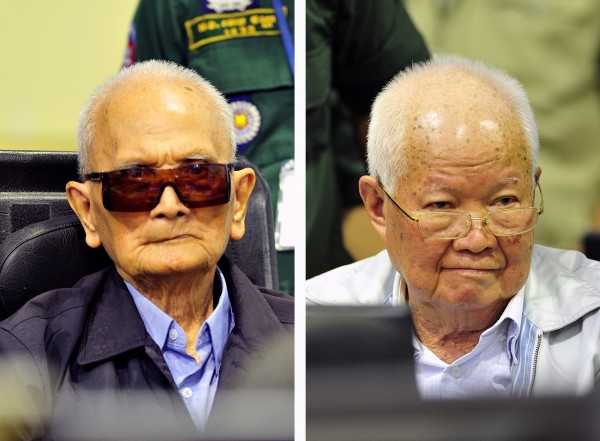 前赤棉主席團主席喬森潘（Khieu Samphan，右）以及有「二號大哥」之稱的努謝（Nuon Chea，左）今天被判犯下種族滅絕罪。（歐新社）