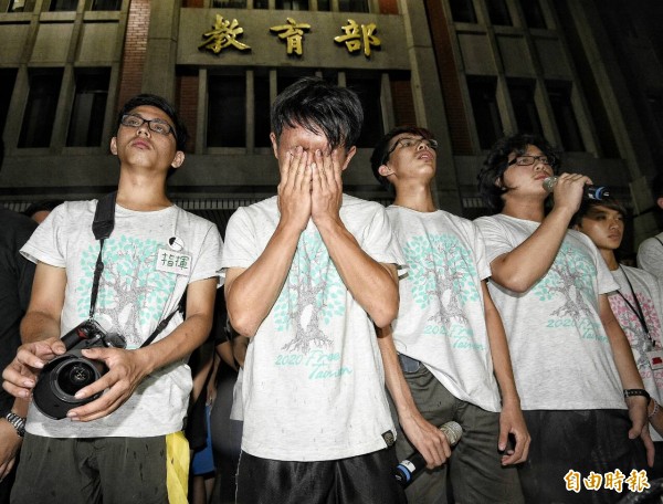 淚水伴雨水 反黑箱課綱學生宣布退場深耕校園