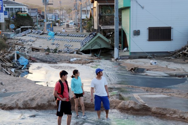 日本暴雨後許多地區面臨斷水斷電,海上自衛隊決定開放護衛艦以供災民入浴。(歐新社)