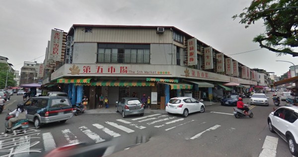 台中市第五市場今天凌晨傳出自撞車禍。(圖擷自Google地圖)