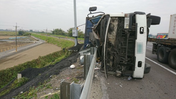 砂石車擦撞護欄，嚴重毀損，車上砂石倒入邊坡。（記者林宜樟翻攝）