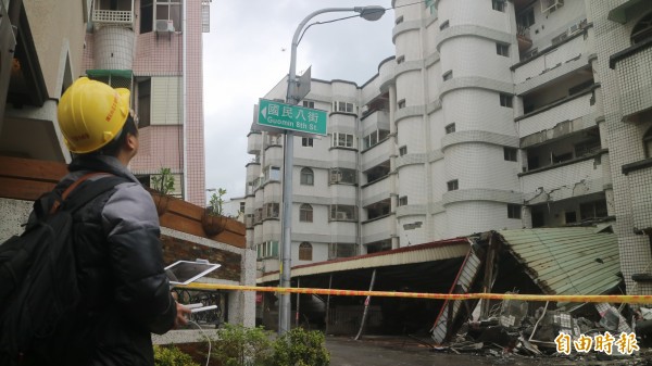 花蓮強震讓位於市區的白金雙星大樓、吾居吾宿大樓一樓停車場塌陷，下午過後，每戶開放10分鐘回家拿取貴重物品。（記者王錦義攝）