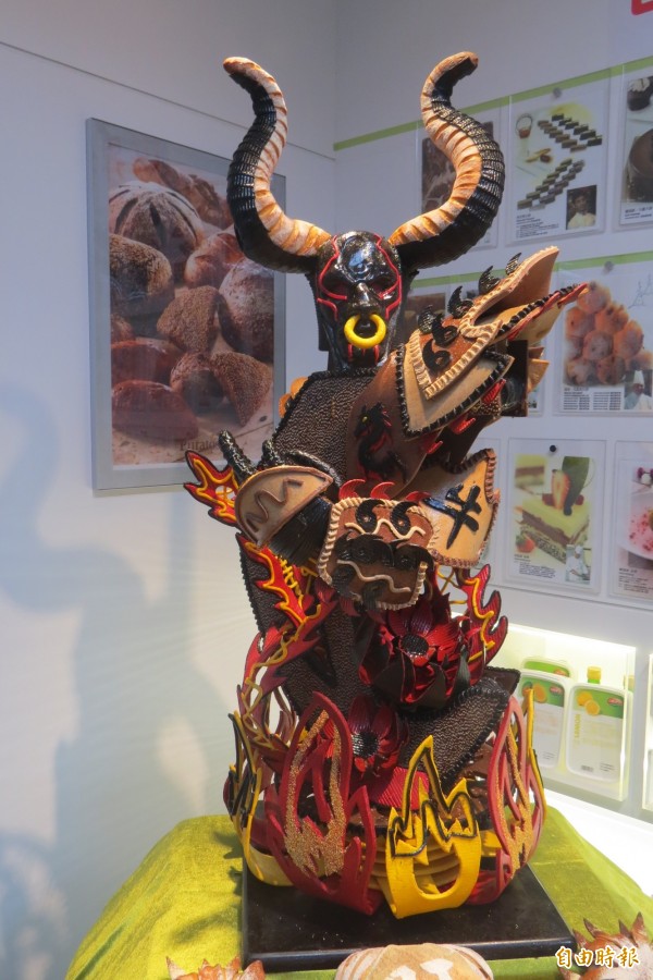陳永信與助手郭家文二人,就是以藝術麵包「牛魔王」作品,驚豔全場,獲得世界麵包大賽藝術麵包冠軍。(記者俞肇福攝)