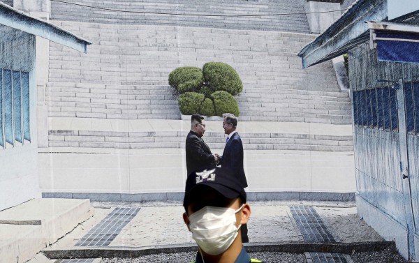 南韓總統文在寅下週將赴平壤與北韓領導人金正恩第3度會面,有韓媒擔心「文金會」可能受到MERS疫情影響。(美聯社)