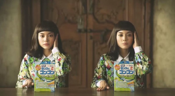 綠油精於6月推出的滾珠瓶廣告，主角一男一女坐在桌前，隨著節奏與商品共舞的畫面，與日本金鳥KINCHO品牌2016年的衣櫃除蟲片廣告（見圖）雷同。（圖擷取自YouTube）