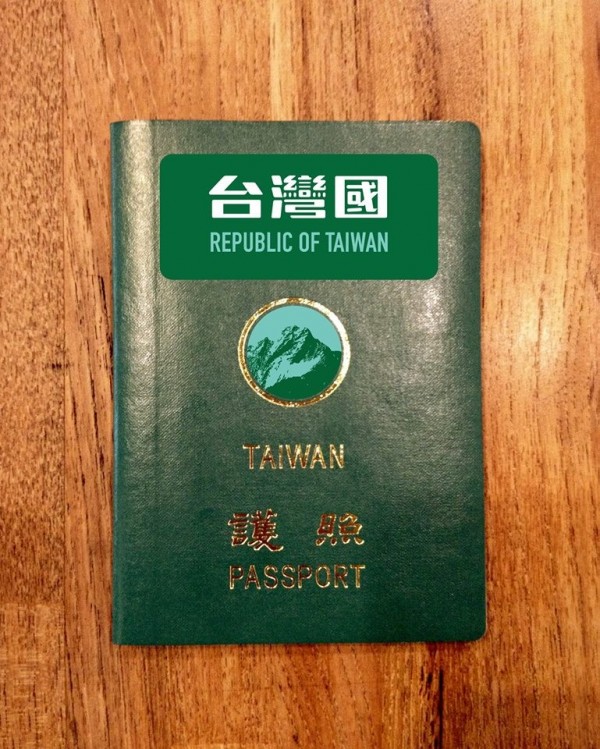 護照貼紙組改造後的樣貌。(圖擷取自陳致豪臉書)