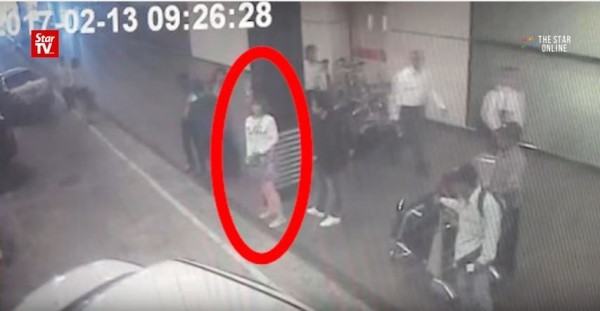 馬來西亞警方公布疑似行凶女子在機場外準備離開的畫面。(圖擷自《馬來西亞星報》)