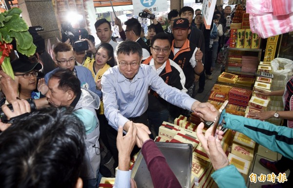 台北市长柯文哲今天(23日)至松江市场扫街拜票,争取民众支持。(记者罗沛德摄)