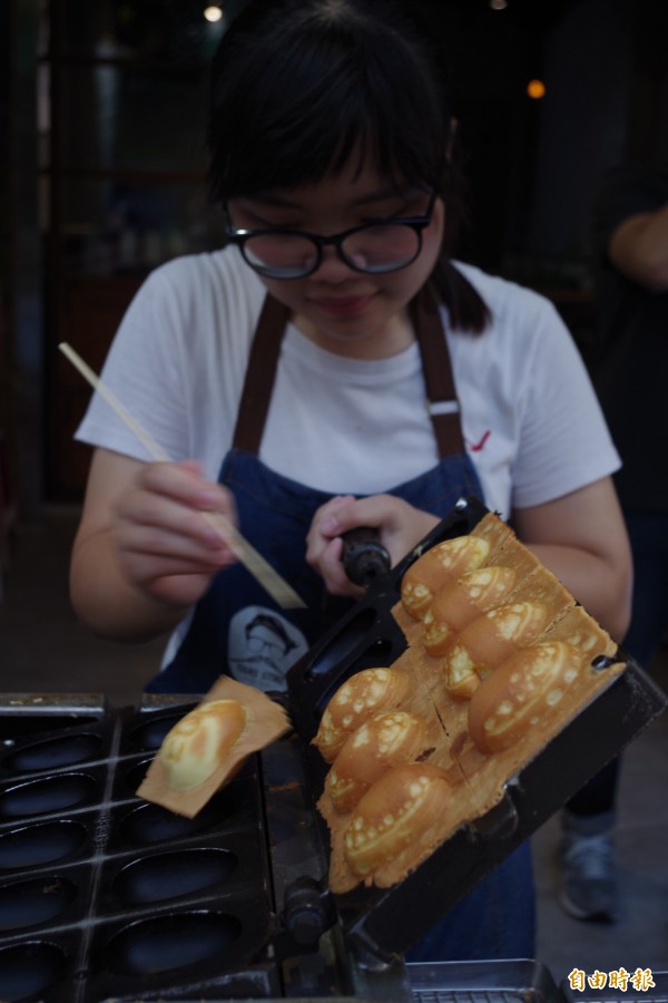 葉姓熟客也推薦店裡販售的雞蛋糕。（記者王善嬿攝）