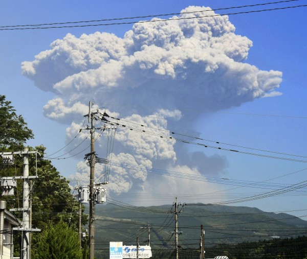 日本新燃岳火山近期活動激烈。(美聯社)