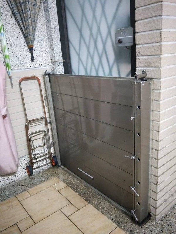 網友也貼出家裡另外一個小防水閘門。（圖擷取自臉書社團「爆廢公社」）