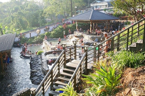 People bathe in the hot springs in Taipei’s Xinbeitou area in an undated photo. The Tourism Bureau announced Taiwan’s Top 10 hot springs, with Xinbeitou ranking No. 2. Photo courtesy of Tourism Bureau