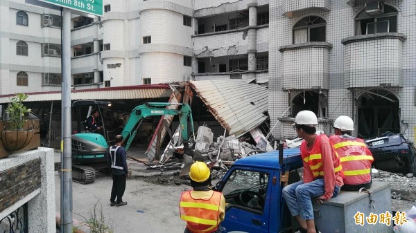 花蓮震災發生後，都市危險及老舊建築物再度引發關注，立委陳其邁表示，應從「都市危險及老舊建築物加速重建條例」及「都市更新條例」修法雙管齊下，圖為花蓮國盛六街災後狀況。（記者王錦義攝）