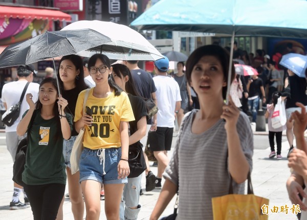 中央氣象局指出,13日各地高溫炎熱,中午大台北地區高溫已達36度,有37度高溫出現的機率。(記者簡榮豐攝)