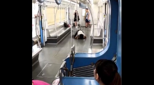 女子疑在地上舔血。(图撷取自微博)